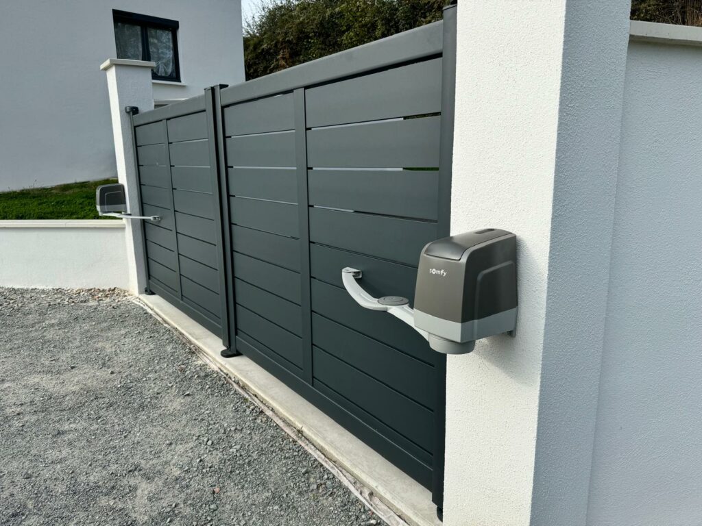 portail aluminium avec automatisme Somfy