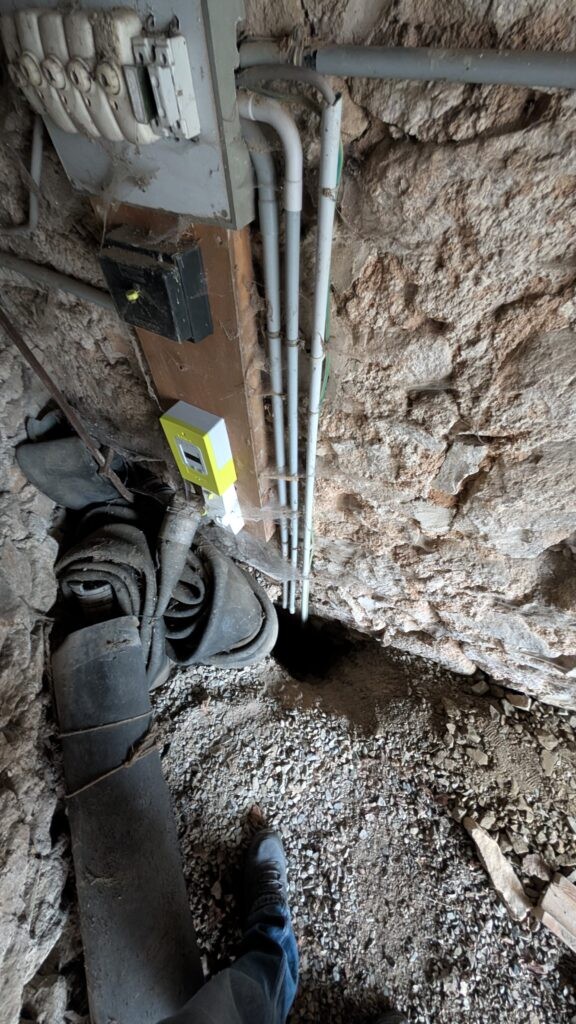 Création de l'alimentation électrique sécurisée sur mur en pierre Lyon Rhône