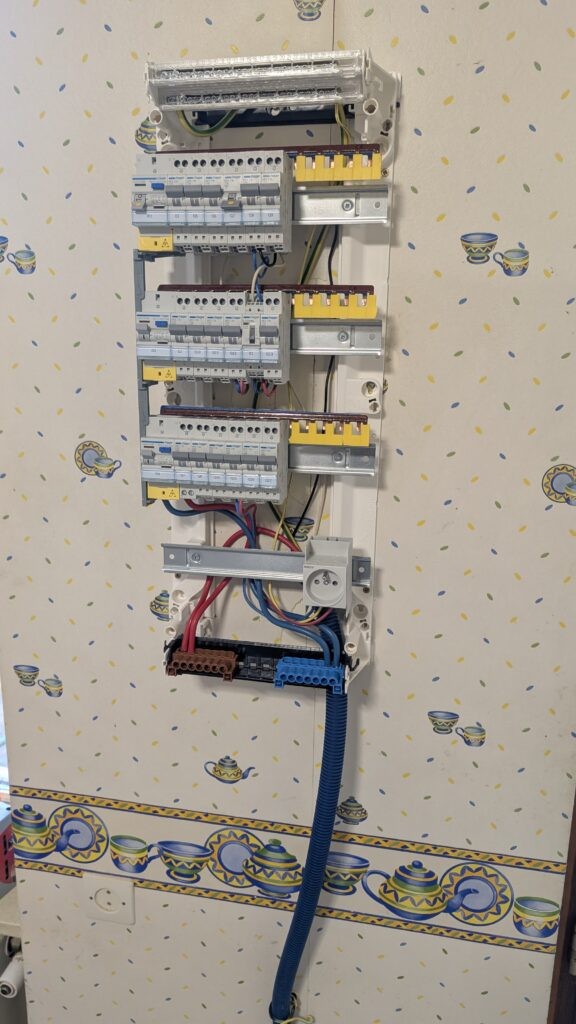 Tableau électrique Hager 3 rangées pré-câblé pour autoconstruction Thizy-les-Bourgs