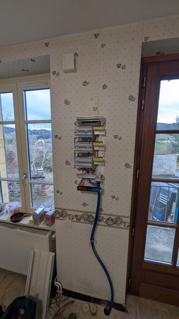 Installation d'un coffret électrique conforme NF C 15-100 par Pierrefeu Électricité