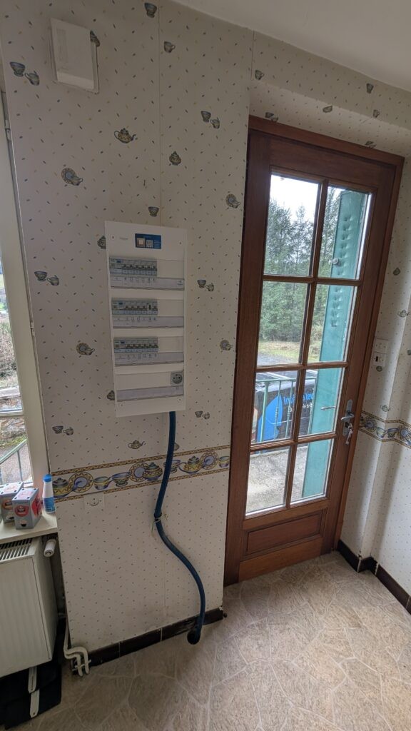 Installation d'un coffret électrique conforme NF C 15-100 par Pierrefeu Électricité