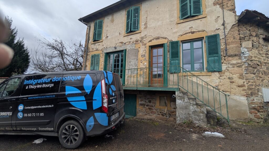 Installation d'un coffret électrique conforme NF C 15-100 par Pierrefeu Électricité