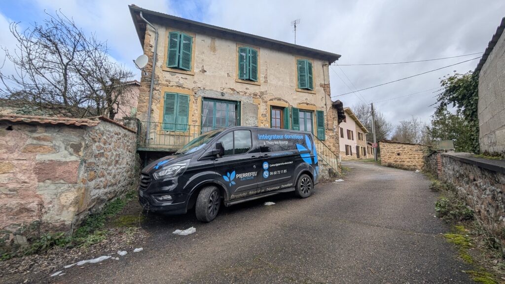 Installation d'un coffret électrique conforme NF C 15-100 par Pierrefeu Électricité